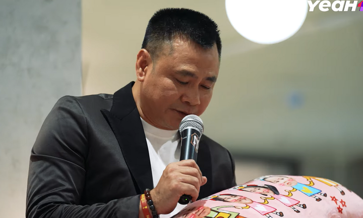 Tự Long không giấu được sự xúc động với món quà đặc biệt này.