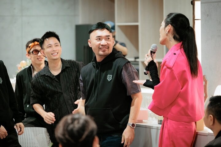 Tiến Luật nhận được thuốc mọc tóc, tóc giả.