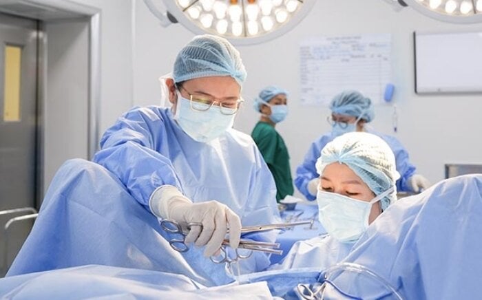 Bác sĩ chỉnh sửa lại cho người bệnh phẫu thuật thẩm mỹ bị "lỗi". (Ảnh: BVCC)