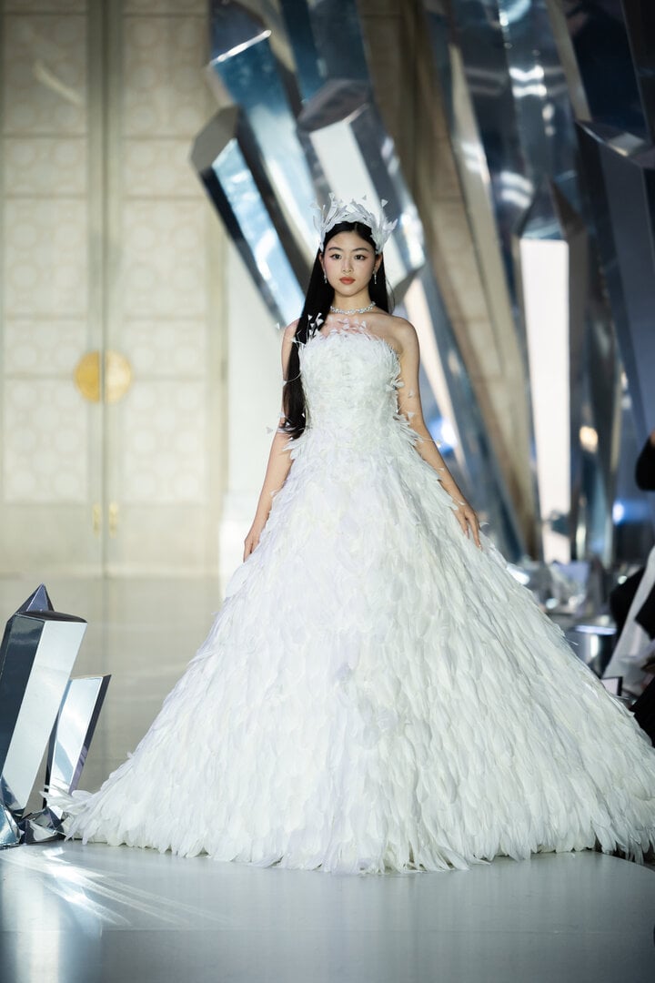 Lọ Lem cho biết để chuẩn bị cho lần catwalk đầu tiên, cô dành một tuần tập luyện trên đôi giày cao gót cao 15 cm. Cô hồi hộp xen lẫn phấn khích trước giờ diễn, sau đó vui mừng và hạnh phúc khi hoàn thành xong phần trình diễn và nhận được sự cổ vũ của người hâm mộ.