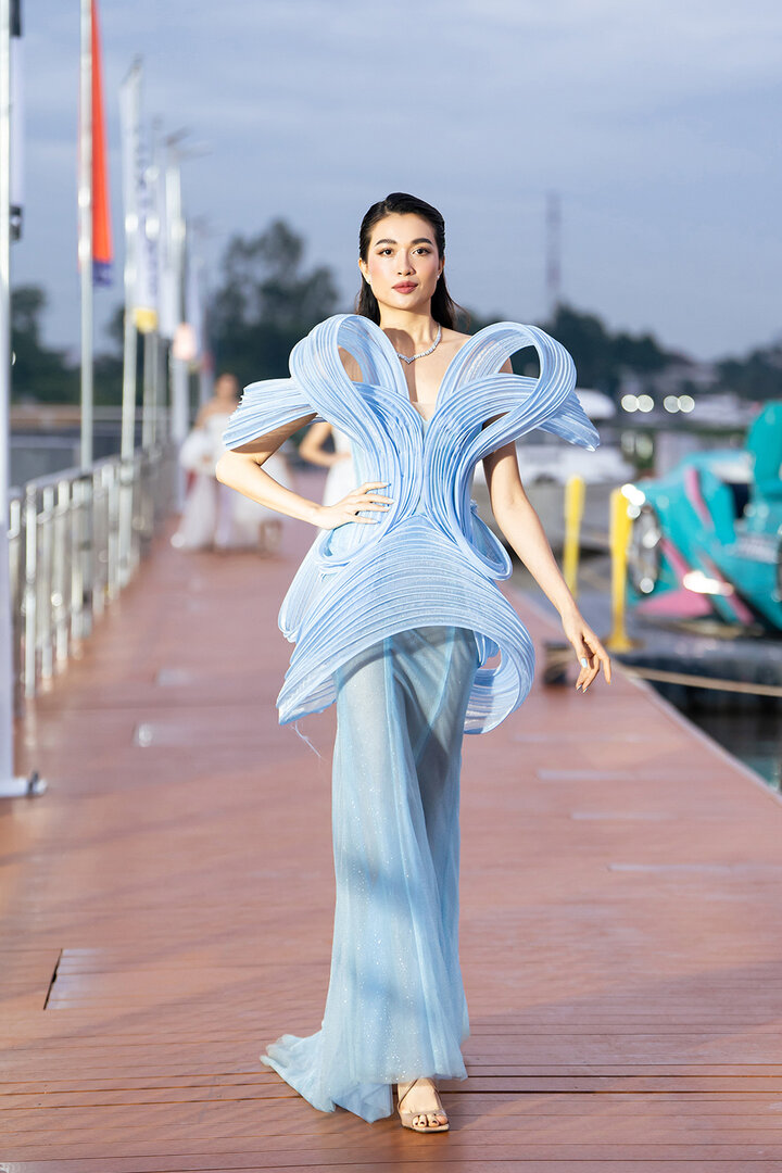 Á hậu Lệ Hằng đảm nhận vai trò mở màn cho bộ sưu tập "The Ocean's Breath" của NTK Lê Hữu Nhân. Trên sân khấu, người đẹp quê Đà Nẵng diện thiết kế tông màu xanh với điểm nhấn là hình ảnh sóng nước 3D được đính kết đẹp mắt.