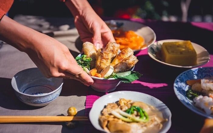 Có nên đi lại ngay sau khi ăn là thắc mắc được nhiều người quan tâm. (Ảnh minh hoạ)