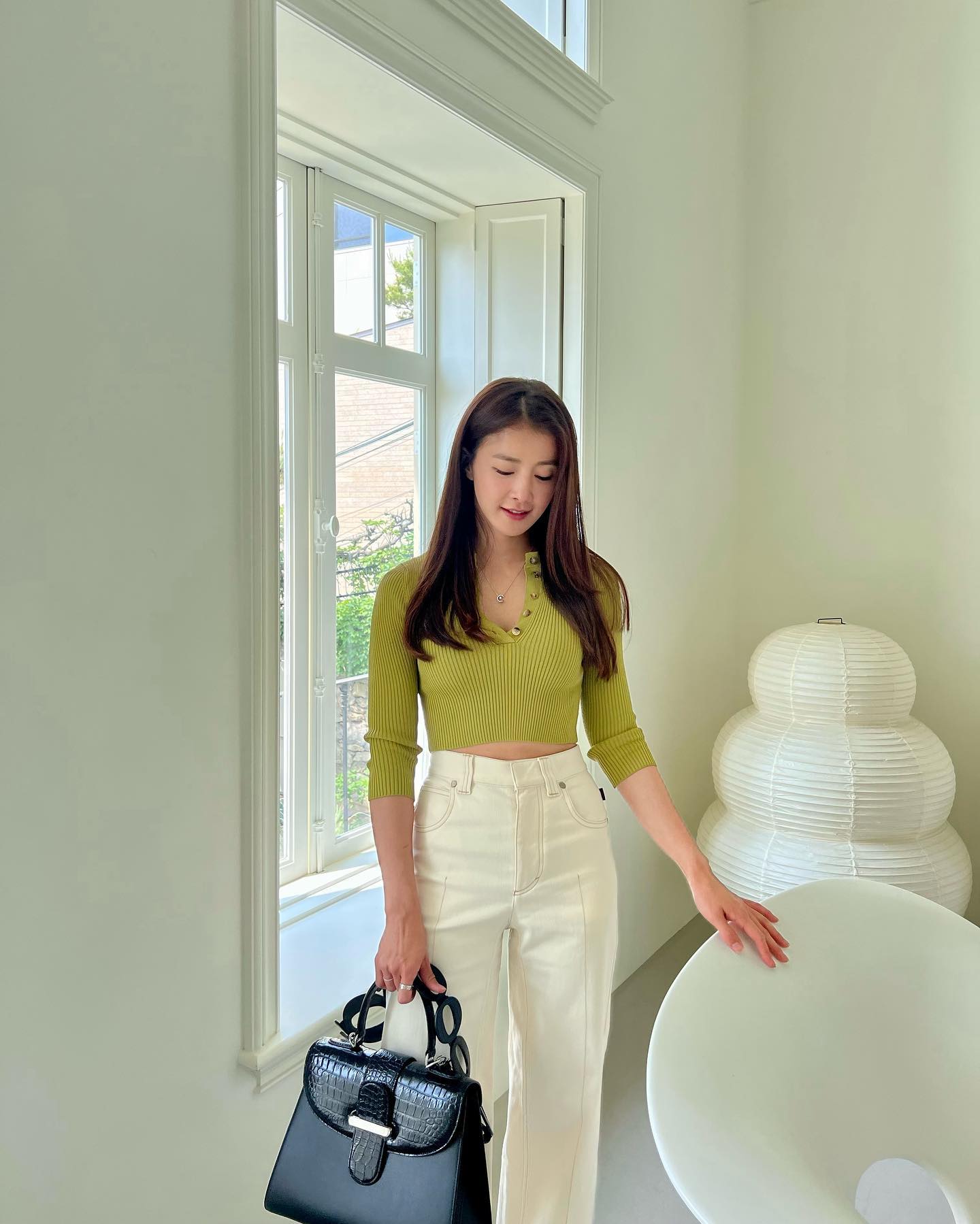 4 mẫu áo mùa thu trẻ trung, cần có trong tủ đồ của phụ nữ ngoài 40 tuổi- Ảnh 6.