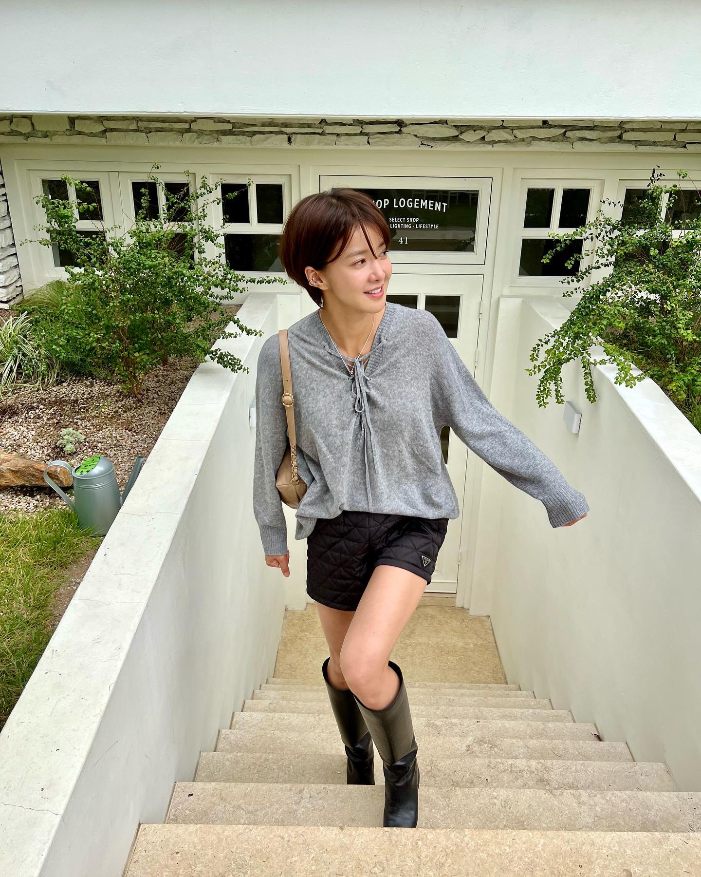 4 mẫu áo mùa thu trẻ trung, cần có trong tủ đồ của phụ nữ ngoài 40 tuổi- Ảnh 7.