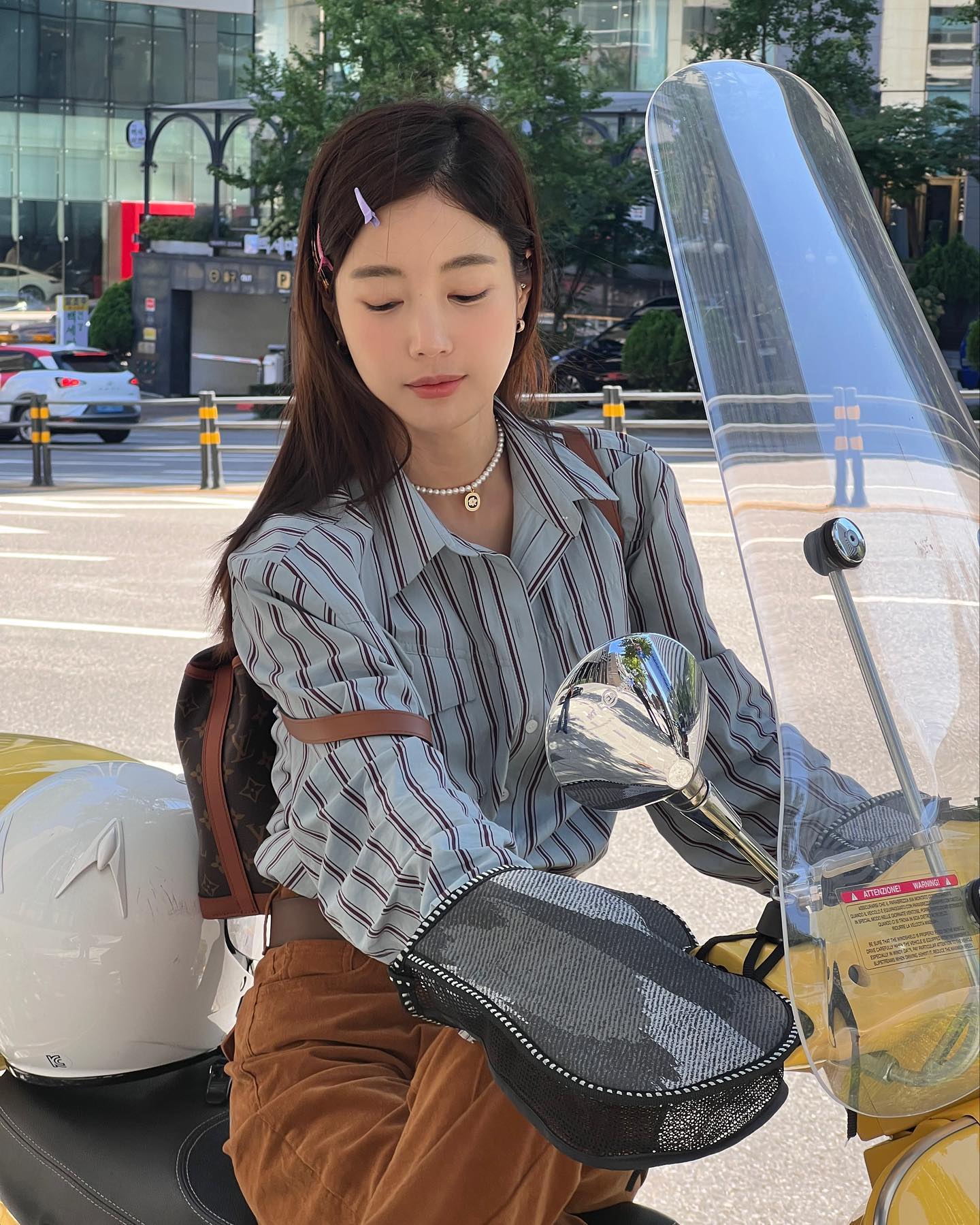 4 mẫu áo mùa thu trẻ trung, cần có trong tủ đồ của phụ nữ ngoài 40 tuổi- Ảnh 8.