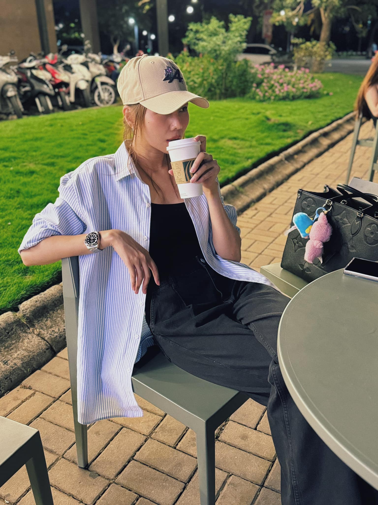 4 mẫu áo mùa thu trẻ trung, cần có trong tủ đồ của phụ nữ ngoài 40 tuổi- Ảnh 10.