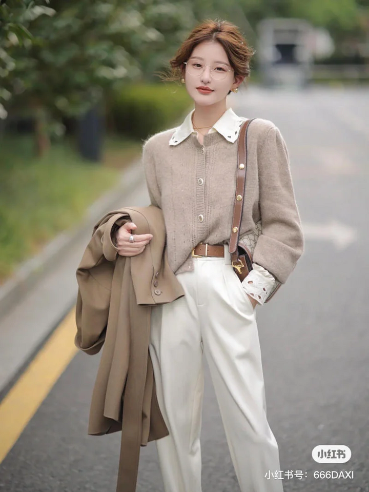 Với sự lên ngôi của gam màu nâu và be, mùa thu này hứa hẹn sẽ mang đến những set đồ vô cùng thanh lịch. Áo cổ bẻ cutout kết hợp cùng quần baggy trắng là một gợi ý hoàn hảo."