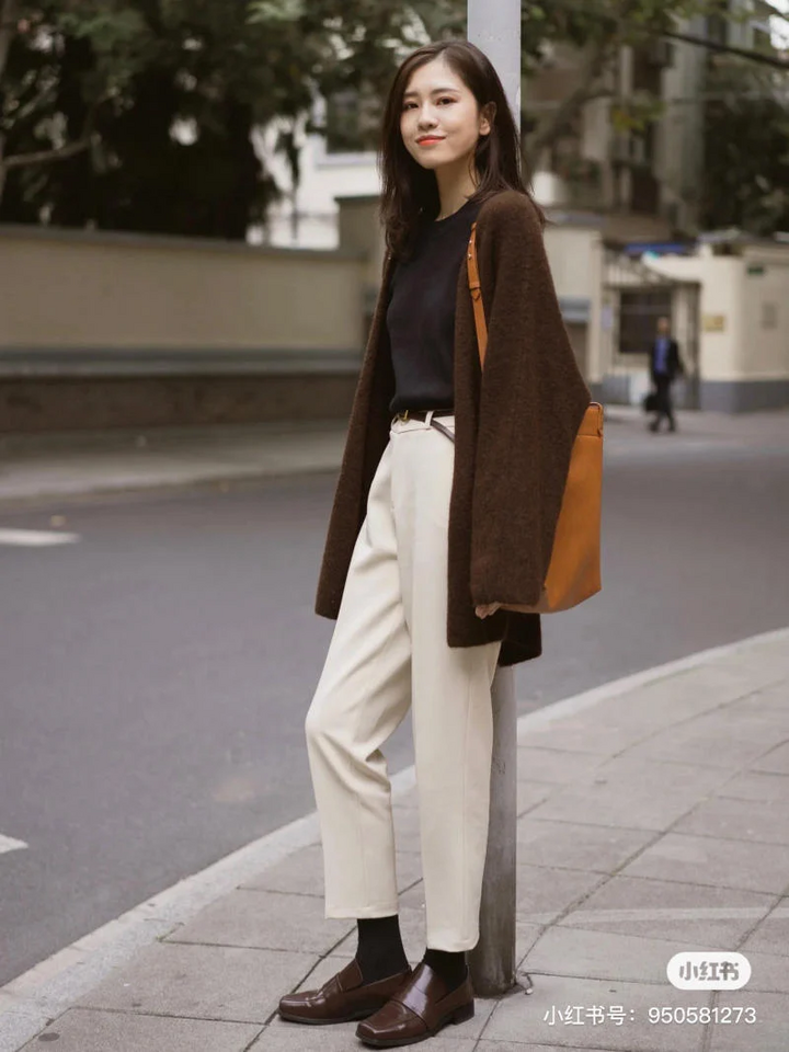 Quần baggy trắng cũng có thể phối theo tone trắng nâu sành điệu, thanh lịch.