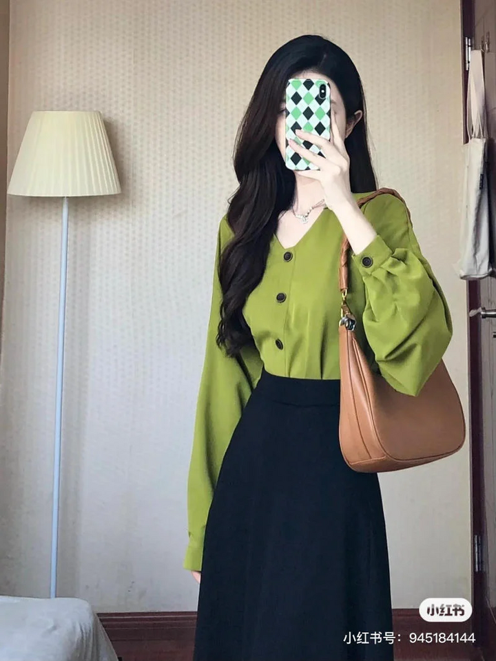 Chân váy suông dáng dài phối cùng áo len dệt kim màu xanh lá nổi bật.