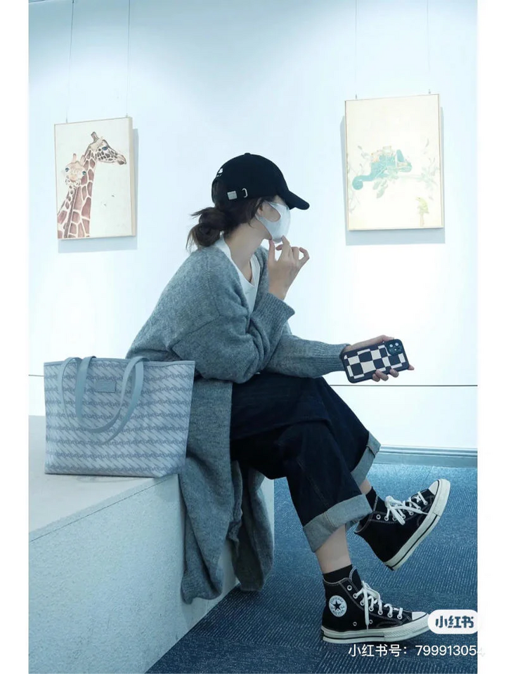 Áo khoác len cardigan dáng dài mix cùng quần jeans và giày thể thao là set đồ năng động để bạn xuống phố.