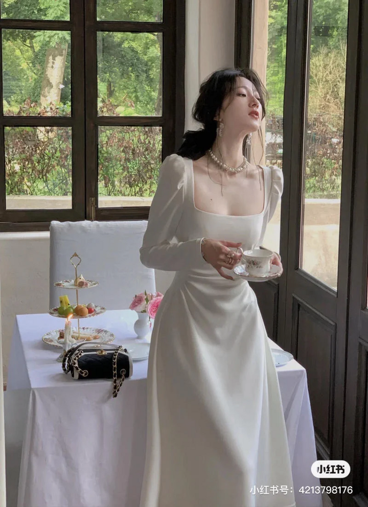 Đầm trắng cổ vuông dài tay là kiểu váy không bao giờ lỗi mốt và còn mang đến vẻ nền nã xen lẫn nét cổ điển cho chủ nhân.