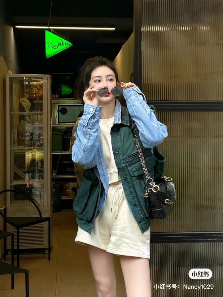 Áo sweater dáng ngắn và quần shorts là một gợi ý hay để bạn cập nhật xu hướng thời trang mùa thu. Chỉ cần thêm một chiếc túi xách nhỏ, bạn đã có ngay một outfit hoàn hảo.