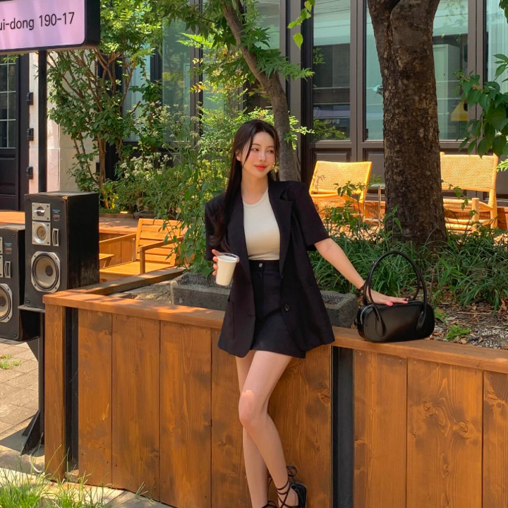 Áo blazer cộc tay và quần shorts là một lựa chọn tuyệt vời để có phong cách vừa thanh lịch vừa trẻ trung, mà còn tôn dáng hiệu quả.