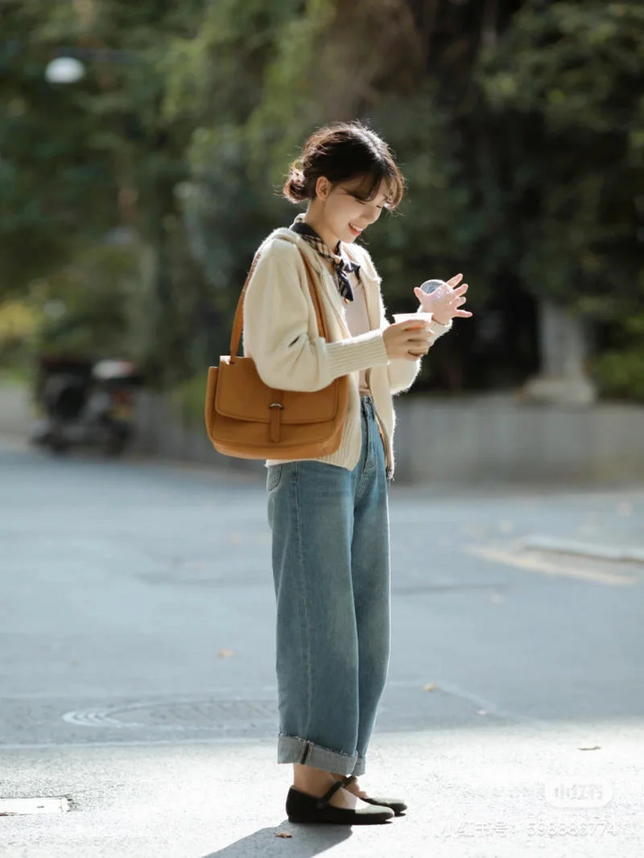 Áo len cardigan là một item thời trang quen thuộc, đặc biệt phù hợp với tiết trời thu. Khi kết hợp cùng quần jeans ống đứng dáng rộng, giày thể thao hoặc giày búp bê, bạn sẽ có một outfit vừa thoải mái lại vừa thời thượng.