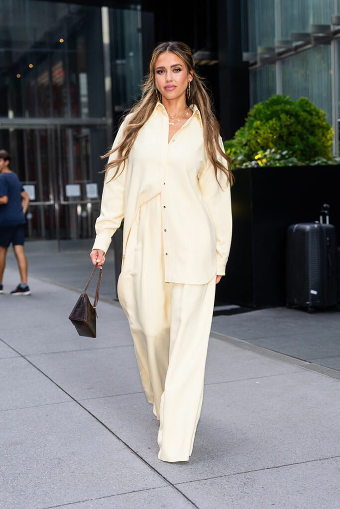 10 cách diện quần sáng màu trẻ trung mà không "sến" dành cho phụ nữ ngoài 40 tuổi- Ảnh 3.