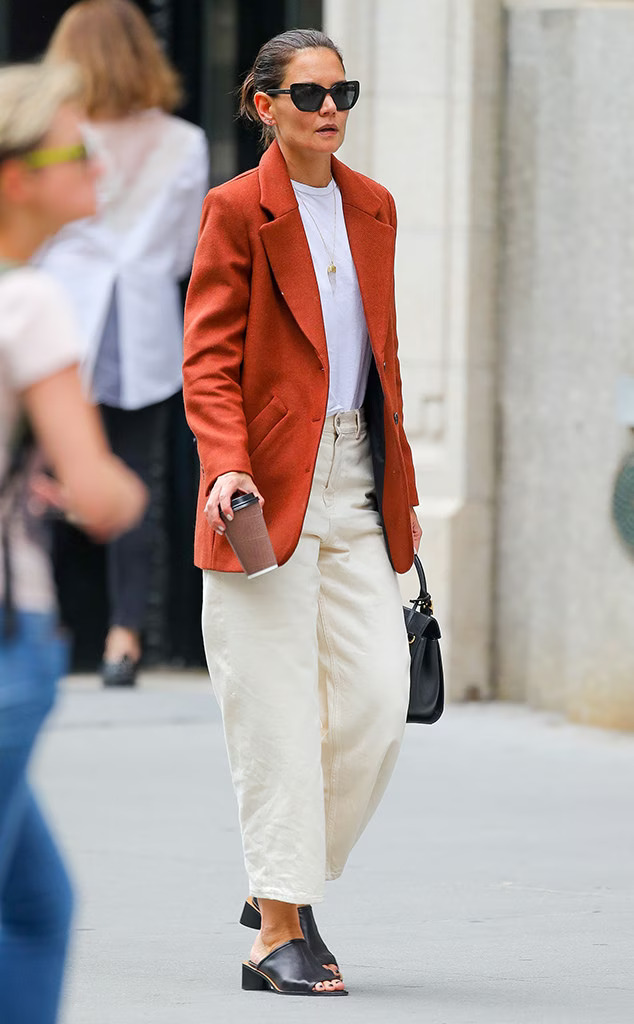 10 cách diện quần sáng màu trẻ trung mà không "sến" dành cho phụ nữ ngoài 40 tuổi- Ảnh 7.