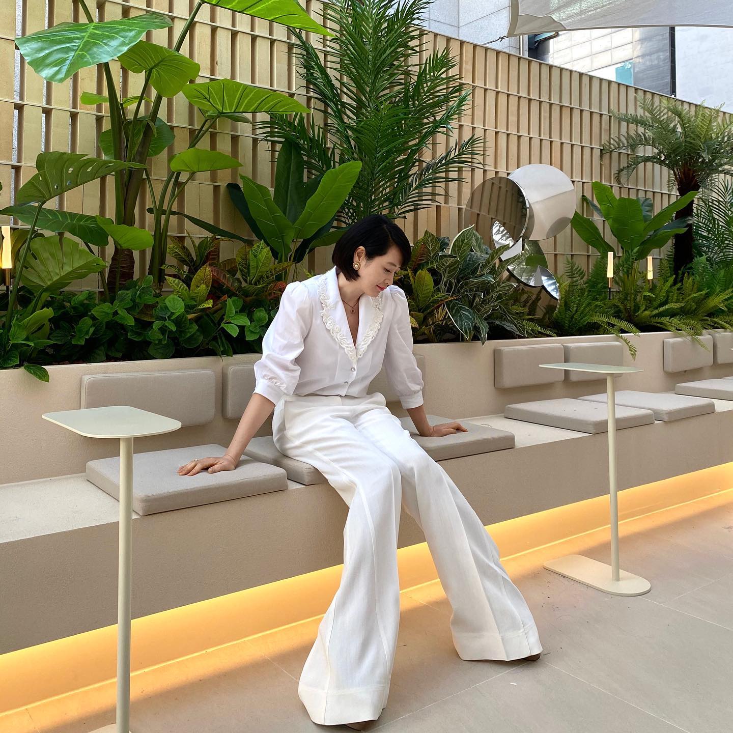 10 cách diện quần sáng màu trẻ trung mà không "sến" dành cho phụ nữ ngoài 40 tuổi- Ảnh 9.