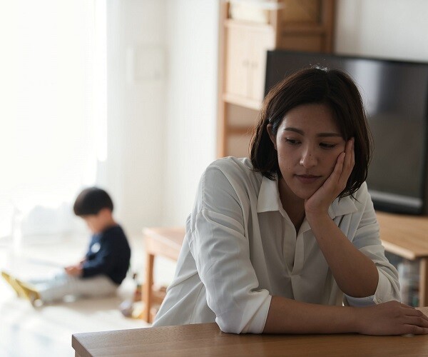 Chuyên gia: Bố mẹ nói "con nít có biết gì đâu", tưởng yêu thương nhưng hóa ra là hại - 1