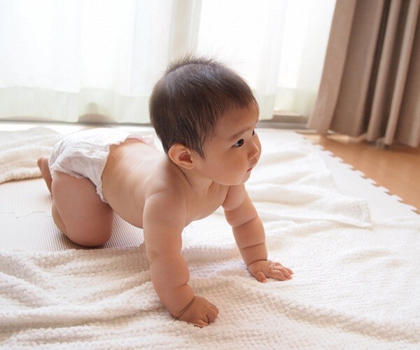 Giữa trẻ biết bò và "trốn bò", có 3 khác biệt rõ ràng khi lớn lên - 1