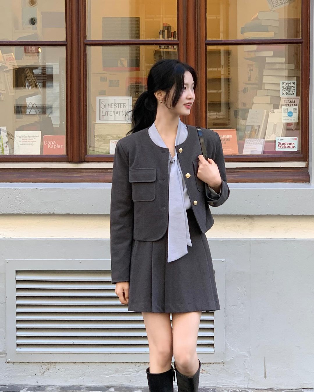 Kiểu áo khoác tôn dáng, thanh lịch đang được phái đẹp yêu thích- Ảnh 2.