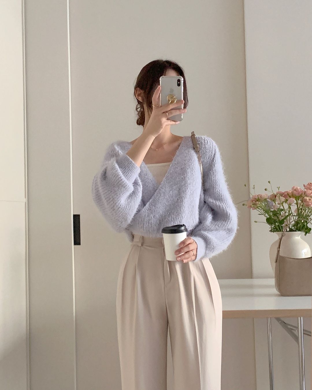 Kiểu áo len giúp bạn trông mảnh mai, vòng eo thon thả, tôn dáng tức thì- Ảnh 3. Kiểu áo len giúp bạn trông mảnh mai, vòng eo thon thả, tôn dáng tức thì- Ảnh 3.