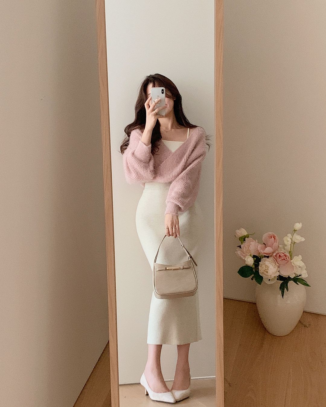 Kiểu áo len giúp bạn trông mảnh mai, vòng eo thon thả, tôn dáng tức thì- Ảnh 4. Kiểu áo len giúp bạn trông mảnh mai, vòng eo thon thả, tôn dáng tức thì- Ảnh 4.