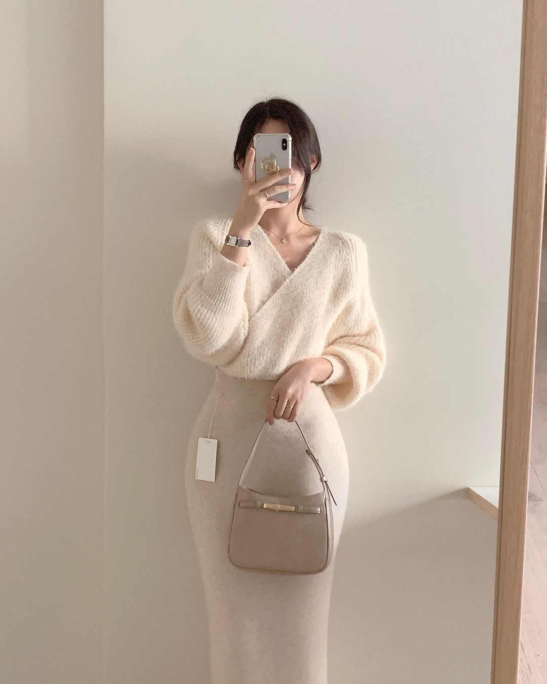 Kiểu áo len giúp bạn trông mảnh mai, vòng eo thon thả, tôn dáng tức thì- Ảnh 5. Kiểu áo len giúp bạn trông mảnh mai, vòng eo thon thả, tôn dáng tức thì- Ảnh 5.