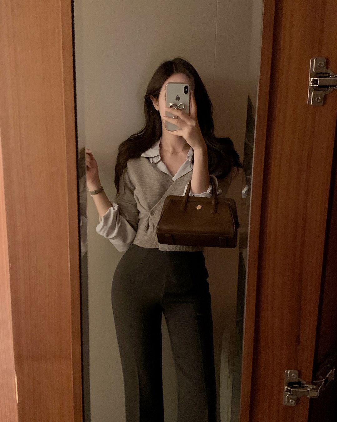 Kiểu áo len giúp bạn trông mảnh mai, vòng eo thon thả, tôn dáng tức thì- Ảnh 6. Kiểu áo len giúp bạn trông mảnh mai, vòng eo thon thả, tôn dáng tức thì- Ảnh 6.