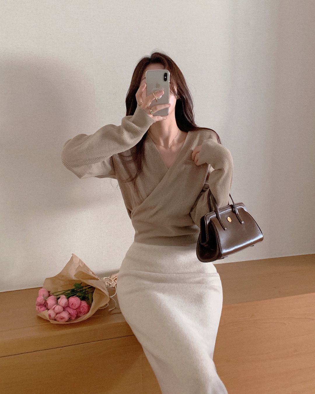 Kiểu áo len giúp bạn trông mảnh mai, vòng eo thon thả, tôn dáng tức thì- Ảnh 8. Kiểu áo len giúp bạn trông mảnh mai, vòng eo thon thả, tôn dáng tức thì- Ảnh 8.