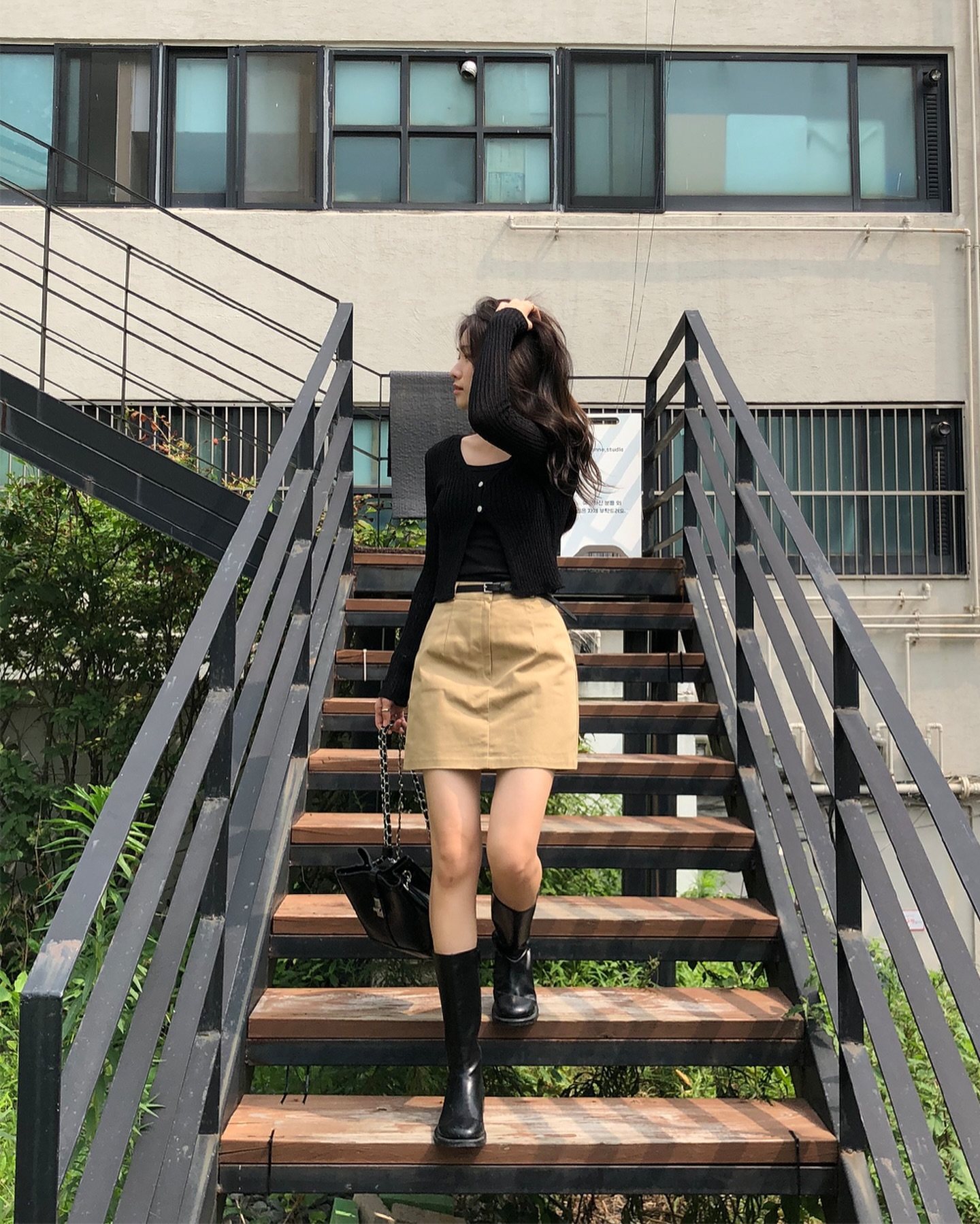 Mùa lạnh vẫn mặc được chân váy ngắn với 10 cách phối đồ trẻ trung, siêu tôn dáng - Ảnh 3. Mùa lạnh vẫn mặc được chân váy ngắn với 10 cách phối đồ trẻ trung, siêu tôn dáng - Ảnh 3.