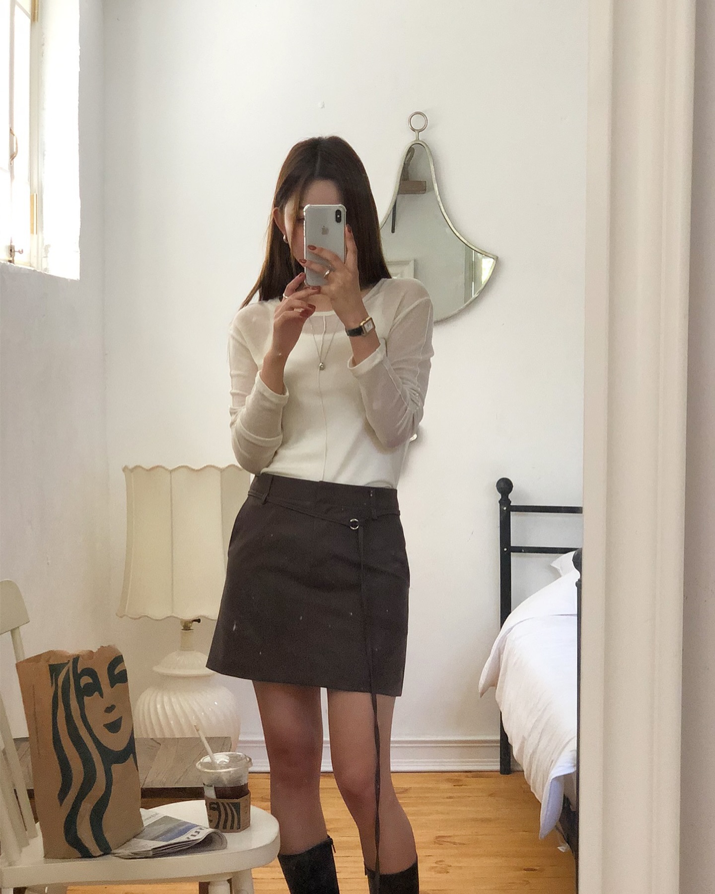 Mùa lạnh vẫn mặc được chân váy ngắn với 10 cách phối đồ trẻ trung, siêu tôn dáng - Ảnh 4. Mùa lạnh vẫn mặc được chân váy ngắn với 10 cách phối đồ trẻ trung, siêu tôn dáng - Ảnh 4.