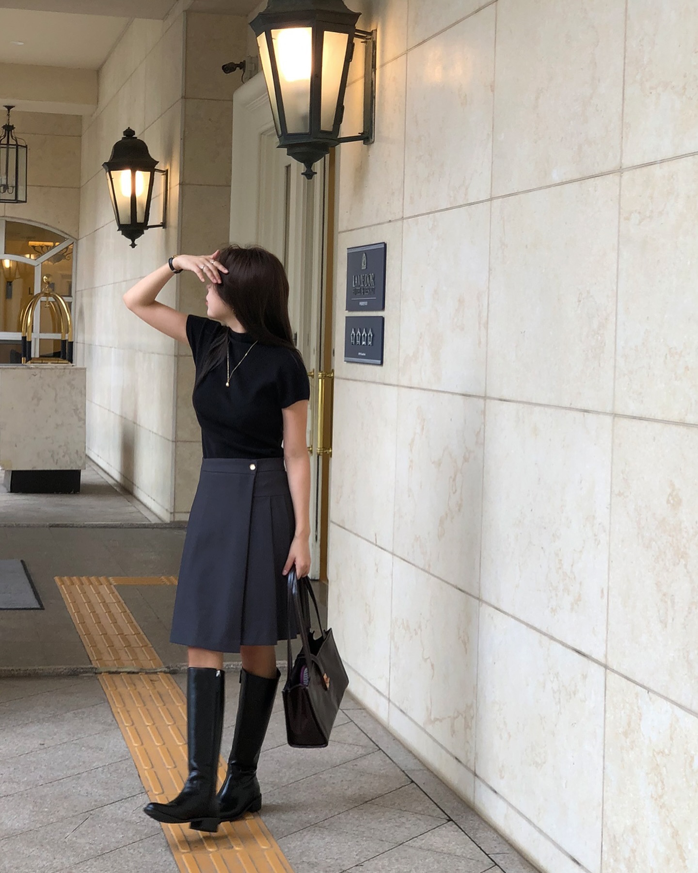 Mùa lạnh vẫn mặc được chân váy ngắn với 10 cách phối đồ trẻ trung, siêu tôn dáng - Ảnh 5. Mùa lạnh vẫn mặc được chân váy ngắn với 10 cách phối đồ trẻ trung, siêu tôn dáng - Ảnh 5.