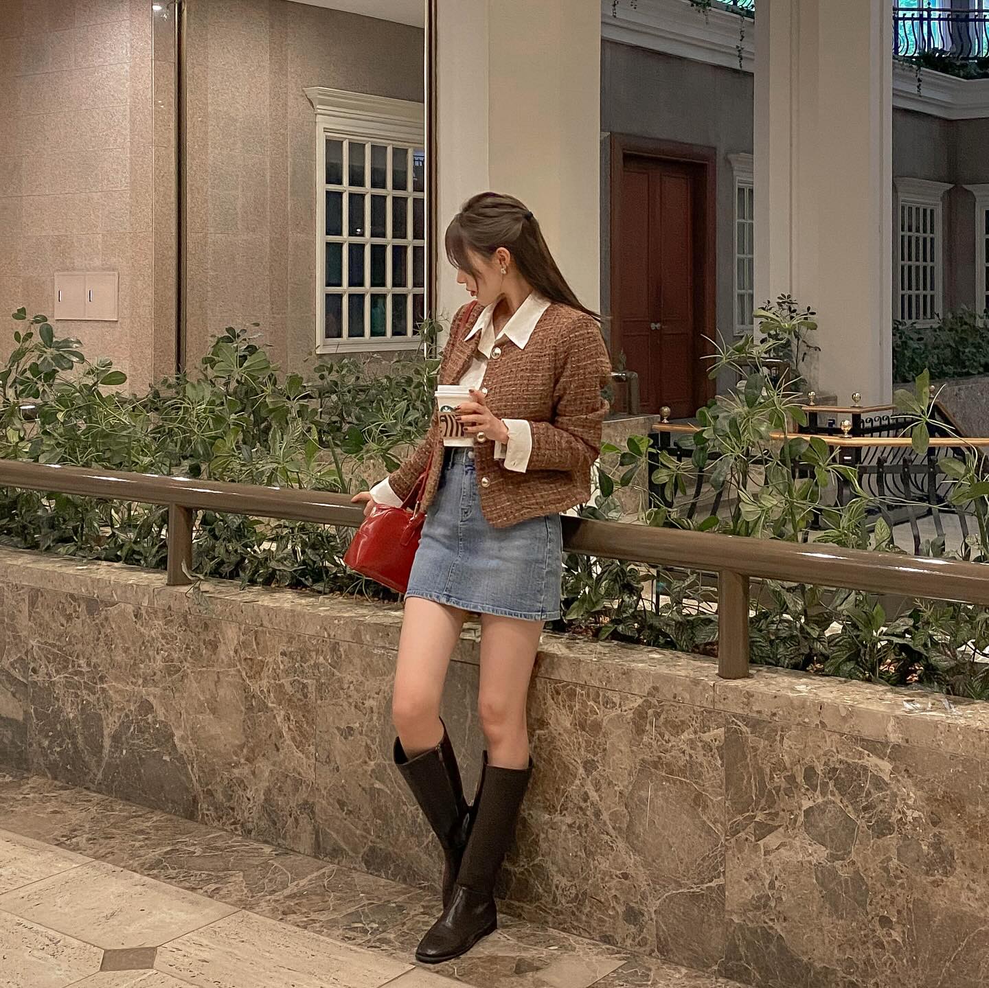 Mùa lạnh vẫn mặc được chân váy ngắn với 10 cách phối đồ trẻ trung, siêu tôn dáng - Ảnh 7. Mùa lạnh vẫn mặc được chân váy ngắn với 10 cách phối đồ trẻ trung, siêu tôn dáng - Ảnh 7.