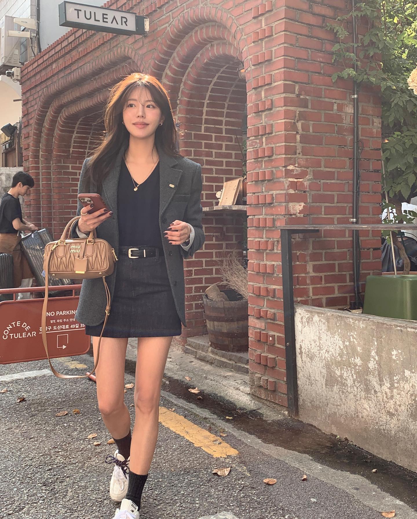 Mùa lạnh vẫn mặc được chân váy ngắn với 10 cách phối đồ trẻ trung, siêu tôn dáng - Ảnh 9. Mùa lạnh vẫn mặc được chân váy ngắn với 10 cách phối đồ trẻ trung, siêu tôn dáng - Ảnh 9.