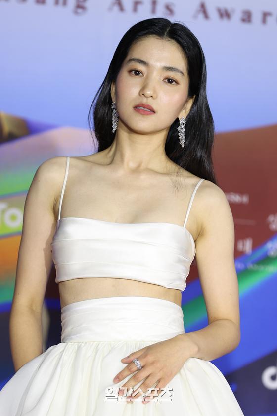 Nữ chính phim Hàn xuất sắc nhất hiện tại: Xinh đẹp với mọi kiểu tóc, thời trang tinh giản mà sang trọng- Ảnh 18. Nữ chính phim Hàn xuất sắc nhất hiện tại: Xinh đẹp với mọi kiểu tóc, thời trang tinh giản mà sang trọng- Ảnh 18.