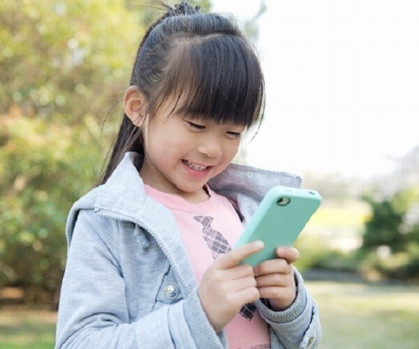 Cho con dùng điện thoại là đang tận hưởng "niềm vui rác thải"? Chuyên gia nói làm cách này để trẻ thấy vui thực sự - 1