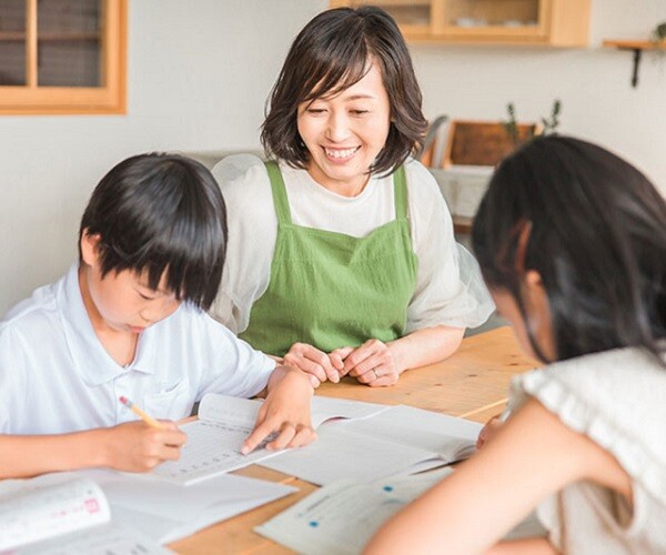 Con gái hỏi “Tại sao mẹ luôn khen con của người khác?", chuyên gia mách mẹ câu trả lời khéo léo - 1