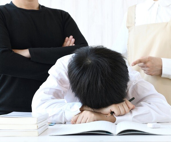 "Mẹ làm tất cả là vì con" thoáng nghe tưởng tốt nhưng nuôi con dễ hư sau này - 1