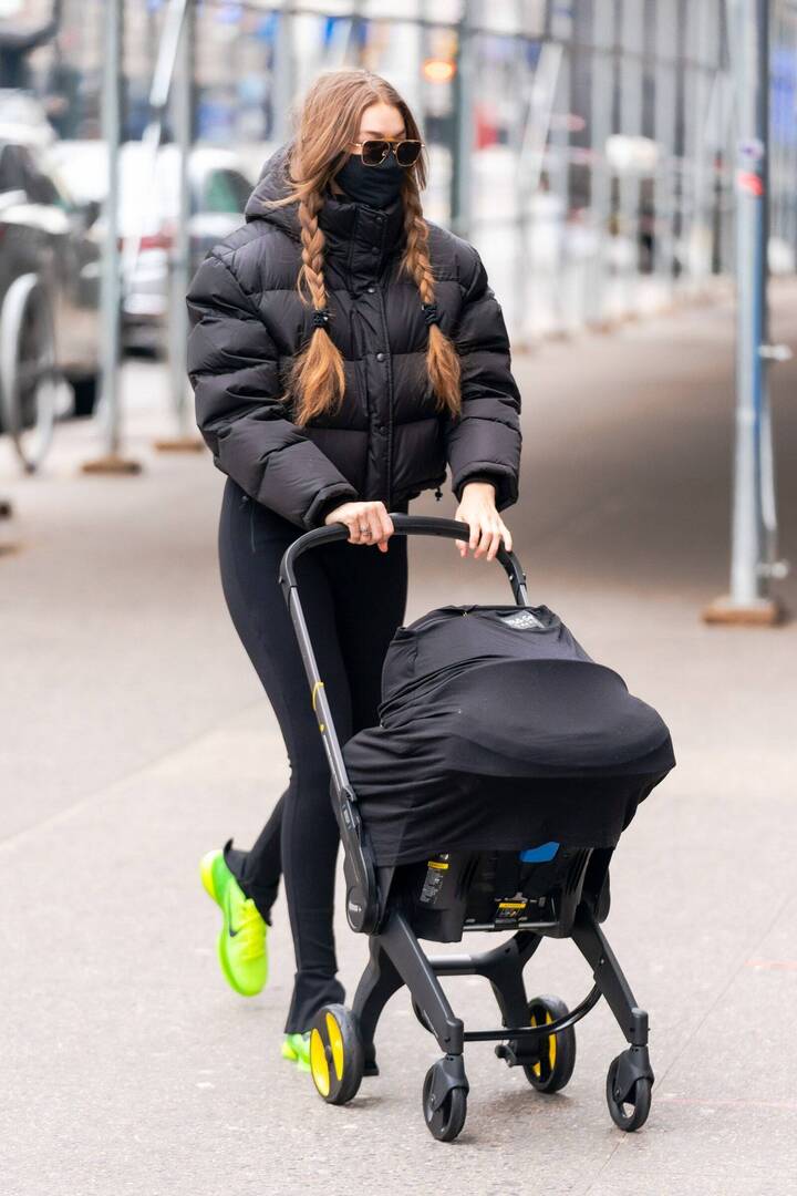 Kiểu áo phao thoải mái kết hợp cùng quần legging, giày sneakers là hình ảnh phổ biến trên đường phố New York.