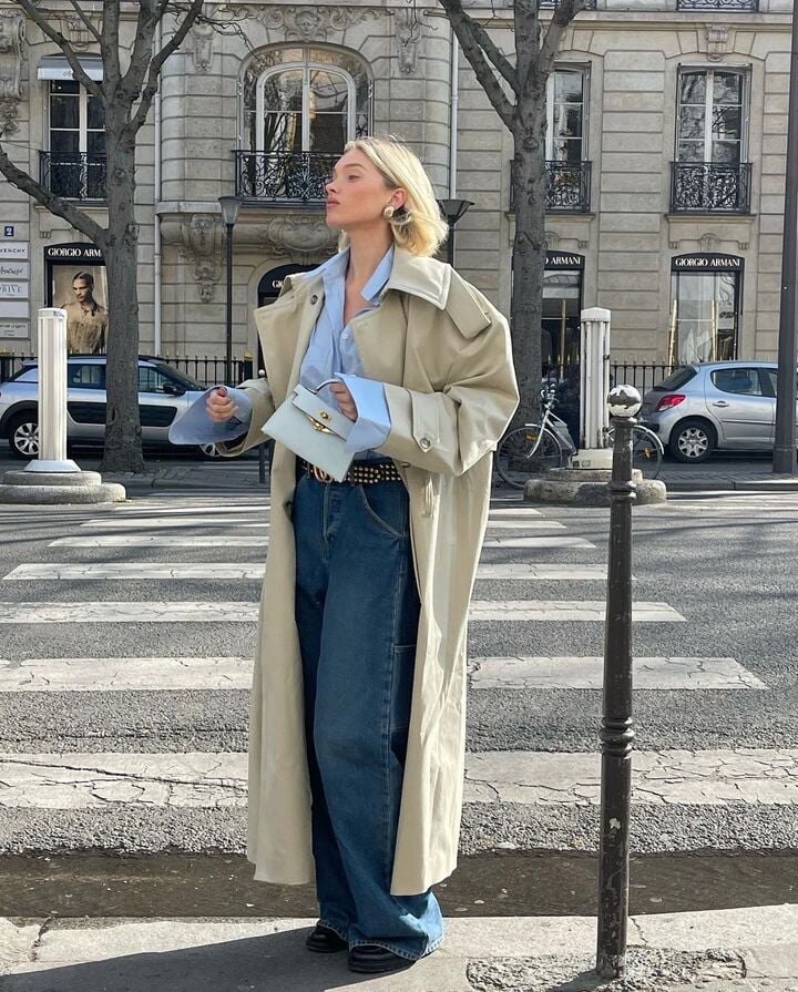 Các tín đồ sành điệu đã đổi mới diện mạo của mình khi kết hợp áo sơ mi với áo trench coat.