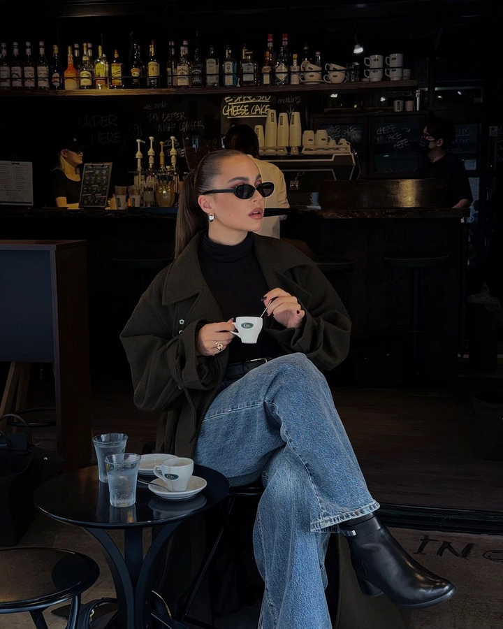 Sự kết hợp của áo khoác dạ với quần jeans mang vẻ đẹp thanh lịch vượt thời gian.