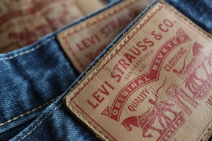 Nhãn da đầu tiên trên cạp quần jeans xuất hiện vào cuối thế kỷ XIX, do Levi Strauss & Co., hãng sản xuất quần jeans nổi tiếng của Mỹ, sáng tạo ra.