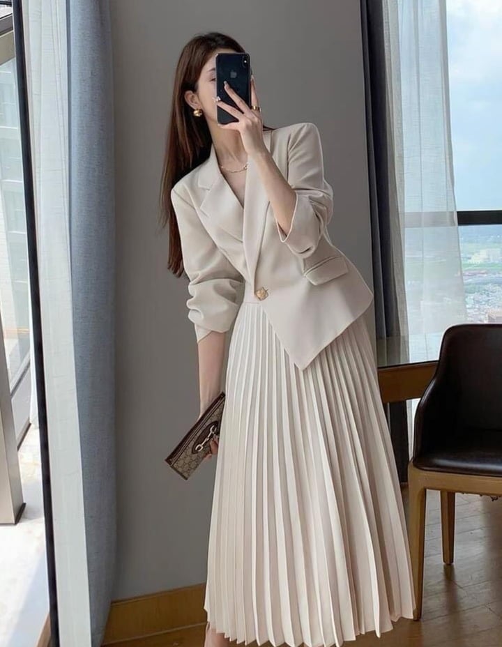 Chân váy xếp ly phối cùng áo blazer.