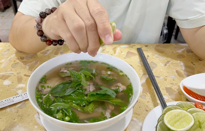 Vắt chanh vào phở là thói quen của nhiều người. (Ảnh minh hoạ)