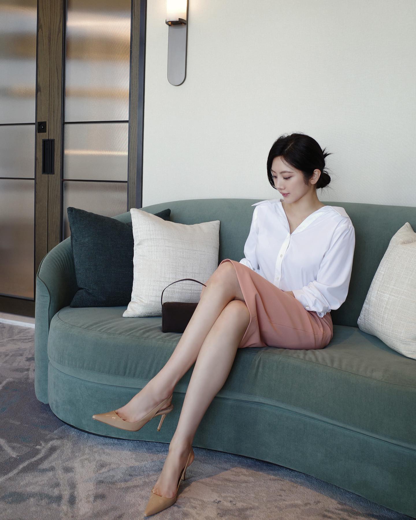 Nàng cao dưới 1m60 nên sắm 4 mẫu giày siêu tôn dáng này diện Tết để chân dài hơn, trông như 1m65- Ảnh 3. Nàng cao dưới 1m60 nên sắm 4 mẫu giày siêu tôn dáng này diện Tết để chân dài hơn, trông như 1m65- Ảnh 3.