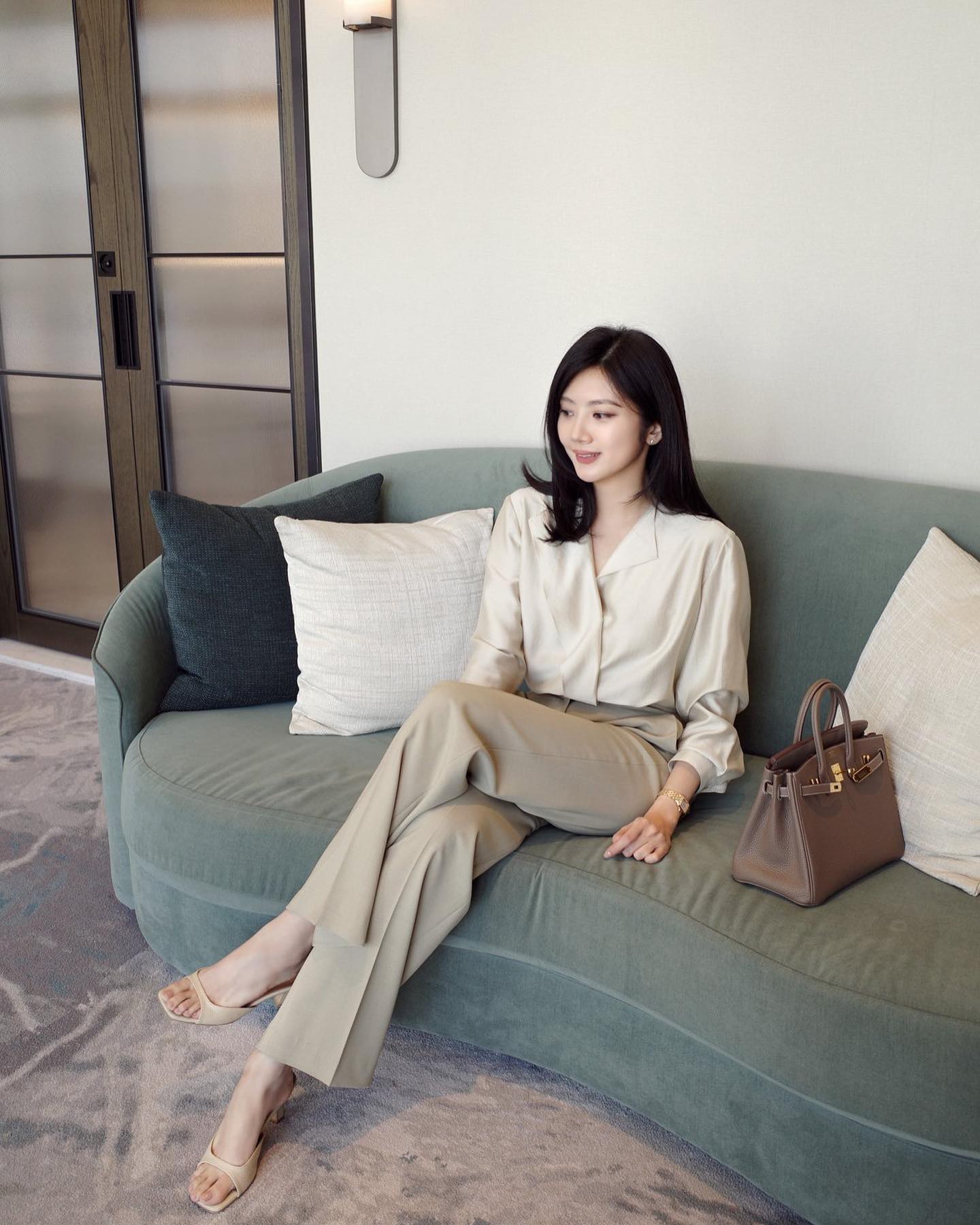 Nàng cao dưới 1m60 nên sắm 4 mẫu giày siêu tôn dáng này diện Tết để chân dài hơn, trông như 1m65- Ảnh 9. Nàng cao dưới 1m60 nên sắm 4 mẫu giày siêu tôn dáng này diện Tết để chân dài hơn, trông như 1m65- Ảnh 9.