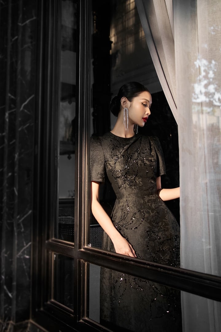 Một trong những xu hướng mới nhất là đầm đen phối màu 3D nghệ thuật. Chiếc đầm được thiết kế với những họa tiết 3D sống động, tạo nên hiệu ứng thị giác độc đáo và thu hút mọi ánh nhìn.