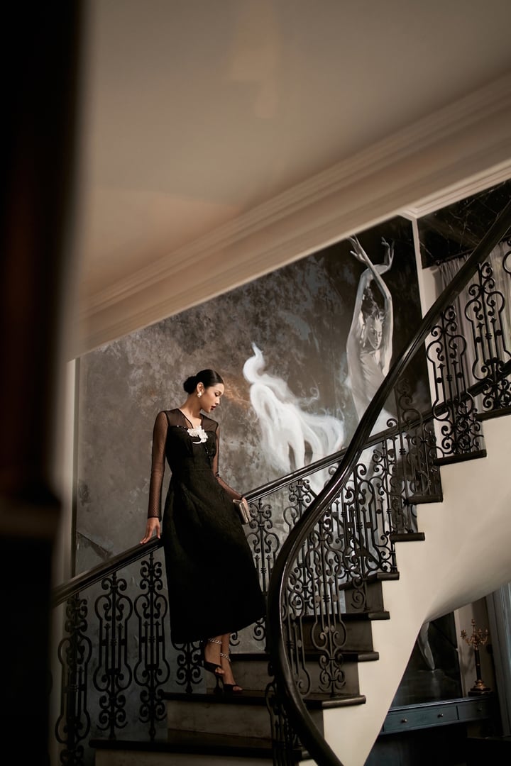 Thiết kế tối giản nhưng không kém phần nổi bật và sang trọng cho các quý cô yêu thích gam màu đen huyền bí.