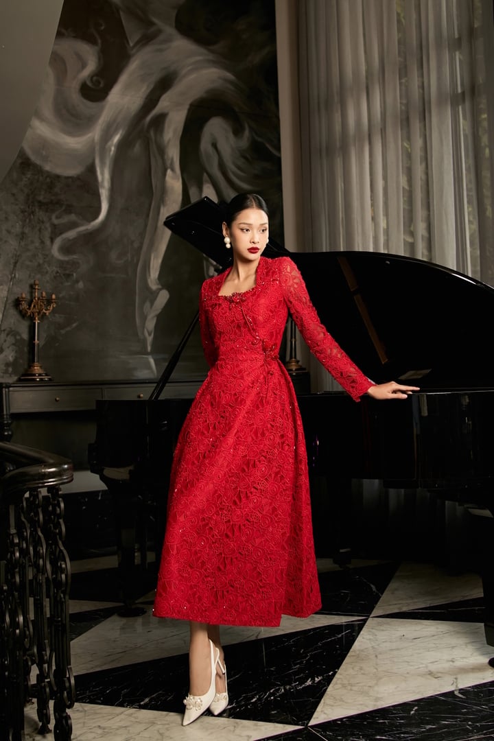 Đỏ - màu sắc của tình yêu và đam mê, sẽ giúp các quý cô tỏa sáng rực rỡ trong mọi bữa tiệc. Những thiết kế đầm đỏ với đường cong quyến rũ, những chiếc cổ vuông sang trọng và tinh tế sẽ tôn lên vẻ đẹp gợi cảm của phái đẹp.