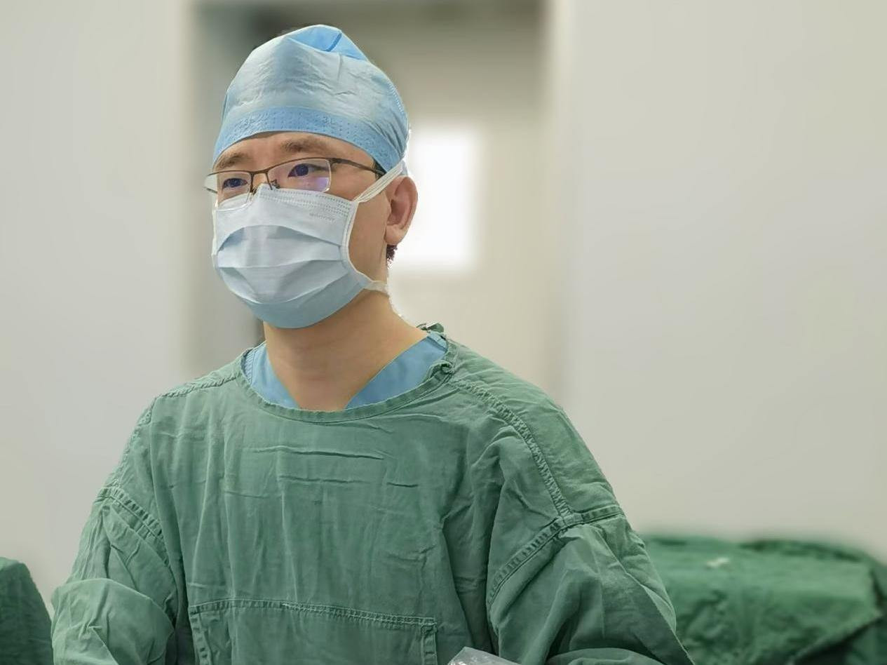 Người đàn ông bị liệt chỉ sau một đêm, bác sĩ cảnh báo 'sát thủ thầm lặng' - Ảnh 1.